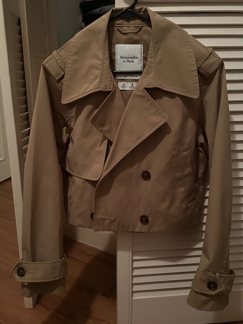 Abercrombie & Fitch Cropped Trench Coat in Tan